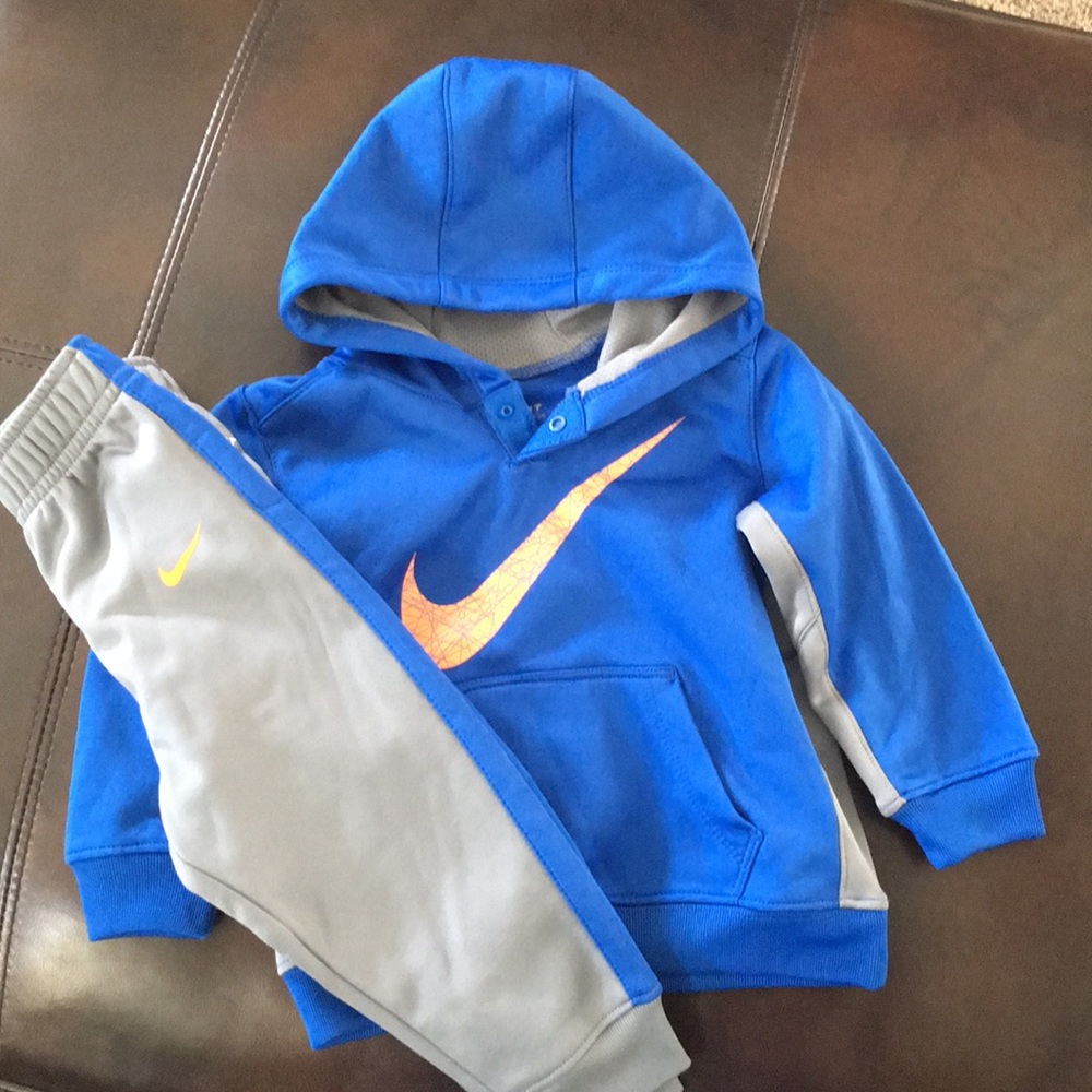 Nike 2 piece outfit.  Size 18 months.